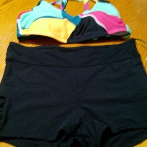 2 PC SET TOP IS XERSION SIZE MED BOTTOM IS SHADE & SHORE SIZE MED